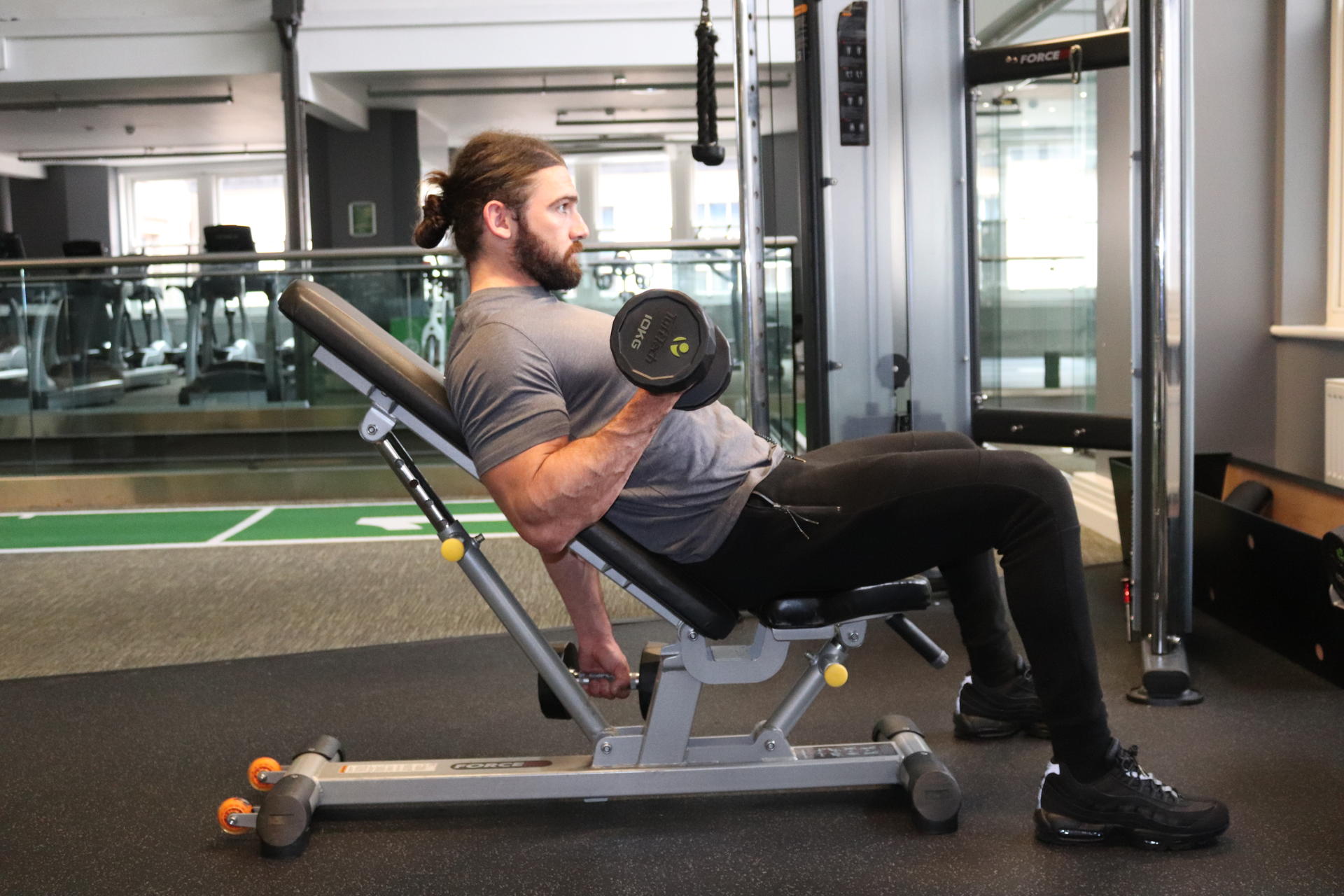 Alternating incline dumbbell curl execution image
