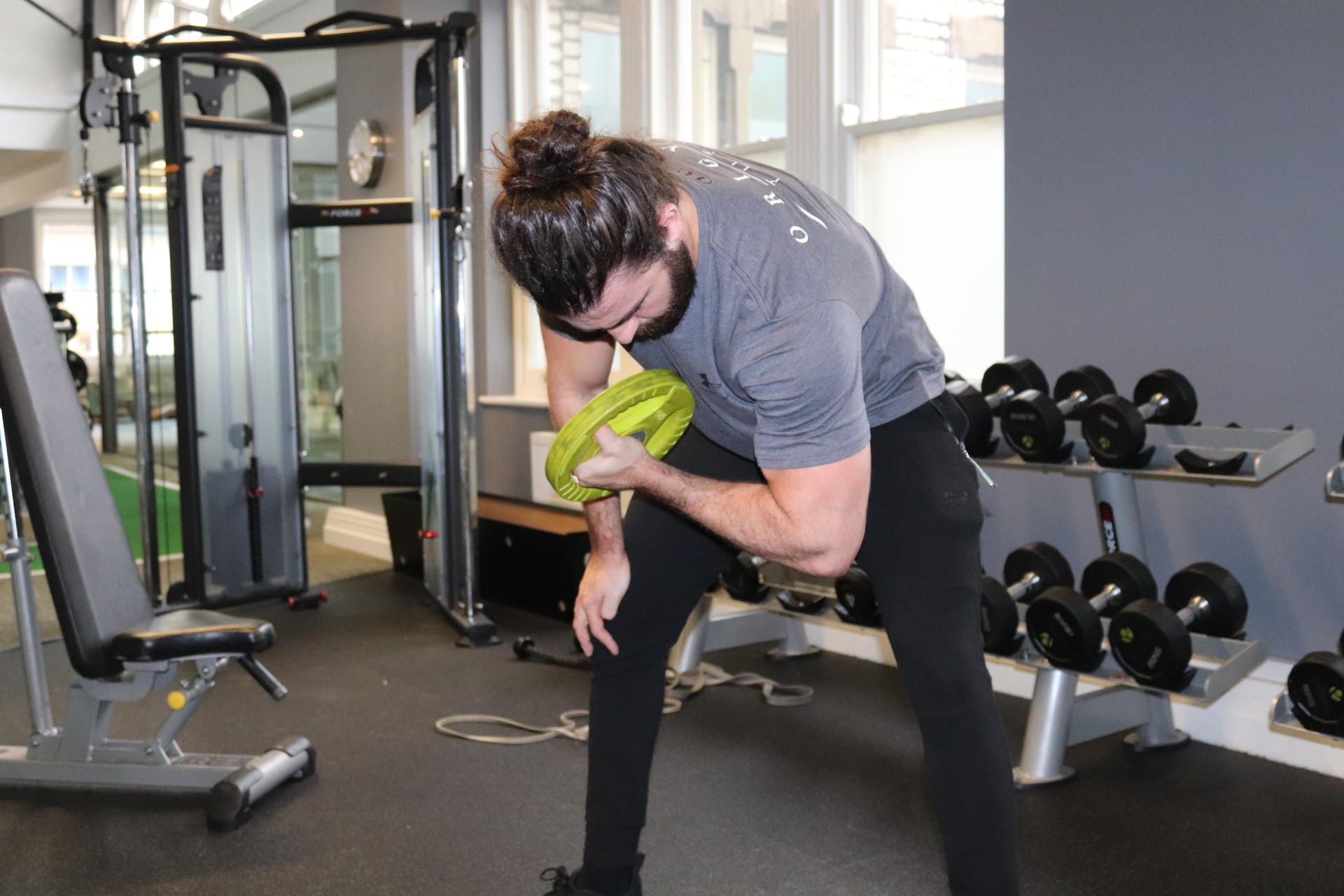 Concentration bicep curl with plate